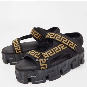 ✨✨✨VERSACE SIZE 43✨✨✨